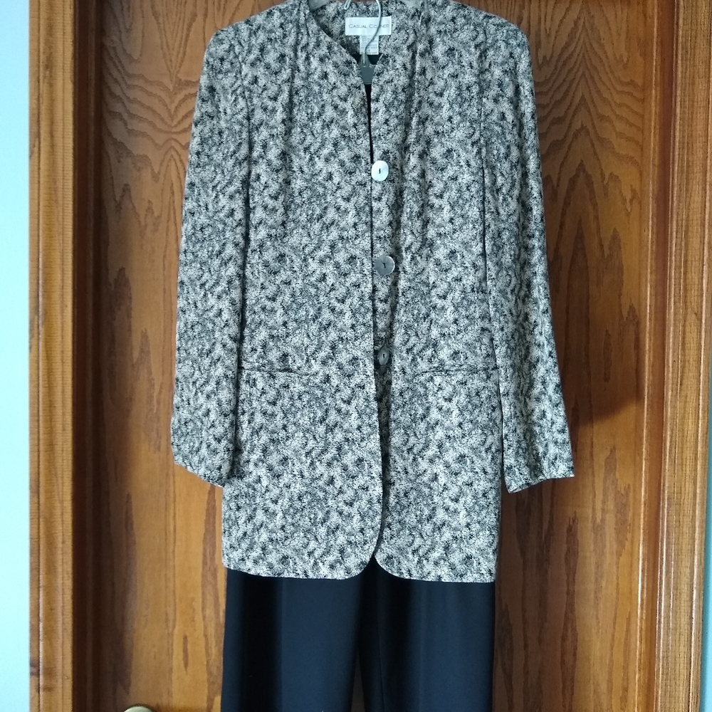 Very classy black and tan pant suit
